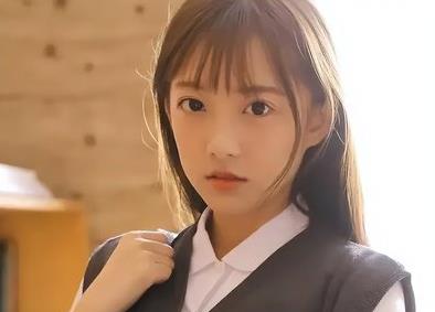 Boys don’t need to force themselves to be outgoing. Instead, they can win the hearts of girls with their kindness.