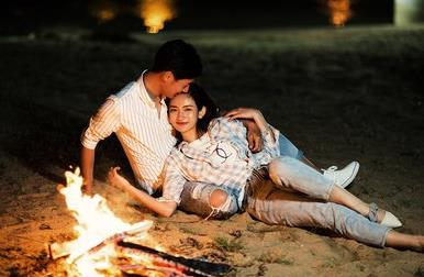 The man has stopped paying attention to you. What should the woman do?